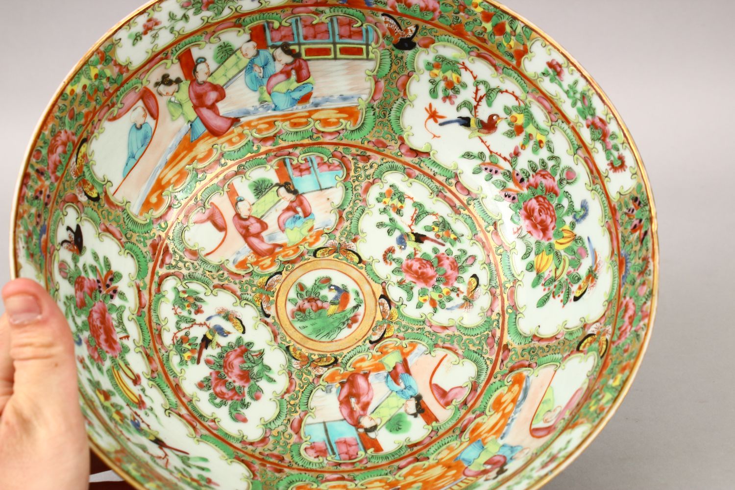 A 19TH CENTURY CHINESE CANTON FAMILLE ROSE PORCELAIN BOWL, decorated with panels of figures interior - Image 5 of 6