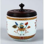 A GOOD CHINESE YONGZHENG FAMILLE VERTE / IMARI PORCELAIN BOWL & COVER, the body of the bowl
