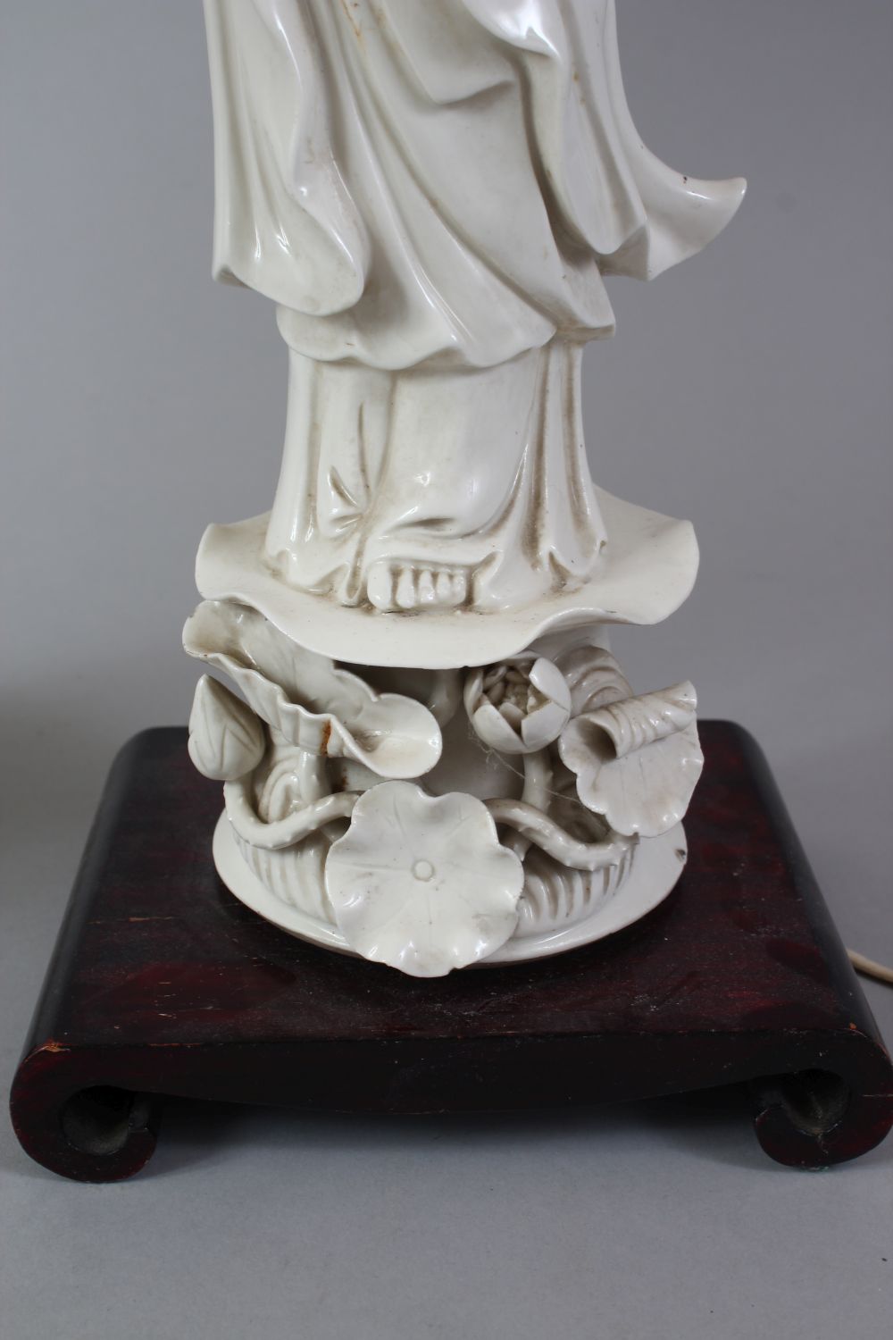 A PAIR OF 20TH CENTURY CHINESE BLANC DE CHINE KANGXI STYLE PORCELAIN FIGURAL LAMPS OF GUANYIN, The - Image 5 of 6