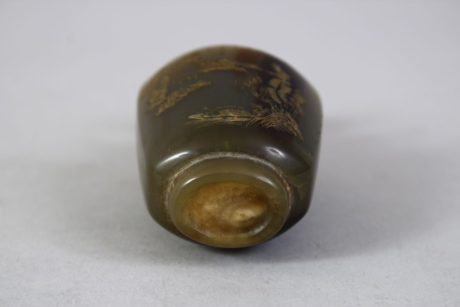 A GOOD CHINESE 19TH / EARLY 20TH CENTURY CARVED RHINOCEROS HORN & HORN SNUFF BOTTLE, the bottle with - Image 4 of 4