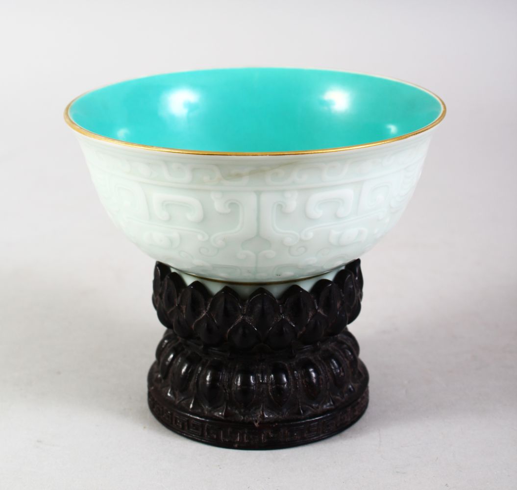 A GOOD CHINESE PALE CELADON YONGZHENG STYLE PORCELAIN BOWL, the exterior of the bowl with moulded