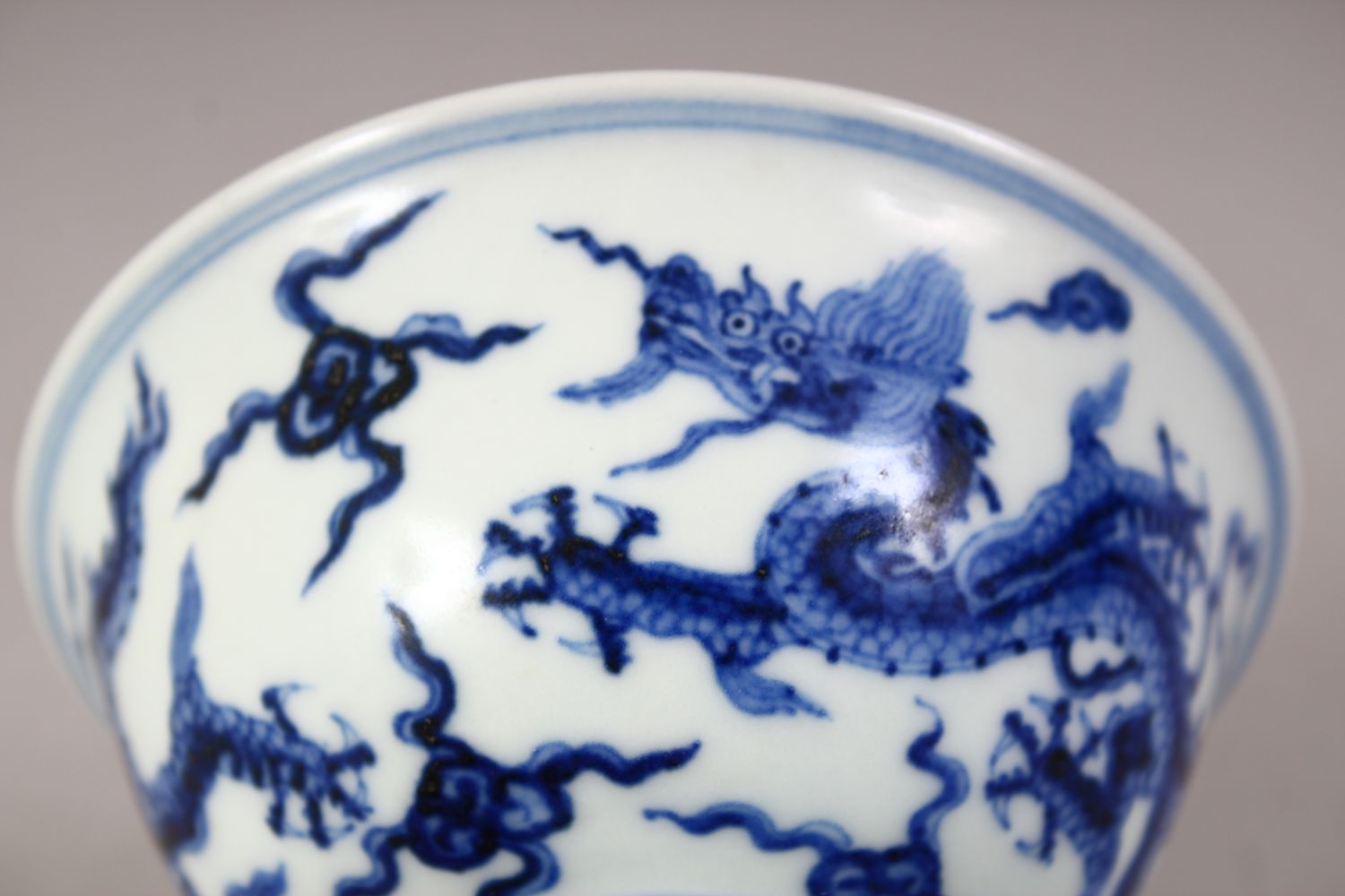 A GOOD CHINESE MING STYLE BLUE & WHITE PORCELAIN STEM CUP, the cup decorated with dragons and - Image 3 of 6