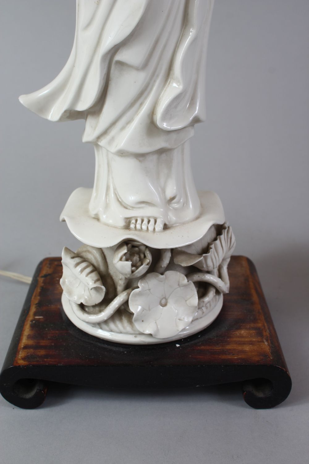 A PAIR OF 20TH CENTURY CHINESE BLANC DE CHINE KANGXI STYLE PORCELAIN FIGURAL LAMPS OF GUANYIN, The - Image 4 of 6