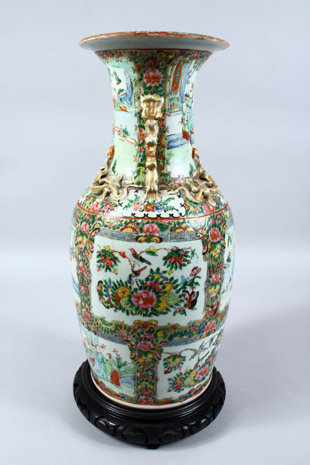 A GOOD 19TH CENTURY CHINESE CANTON FAMILLE ROSE PORCELAIN VASE, the body of the vase with panel - Image 2 of 6