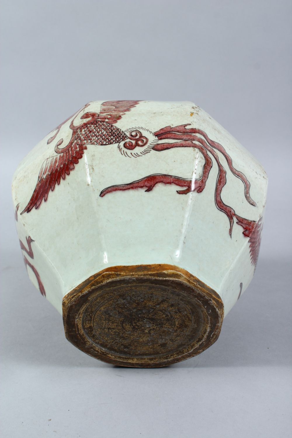 A CHINESE IRON RED DECORATED OCTAGONAL PORCELAIN JAR, the body of the jar decorated in iron red to - Image 8 of 8