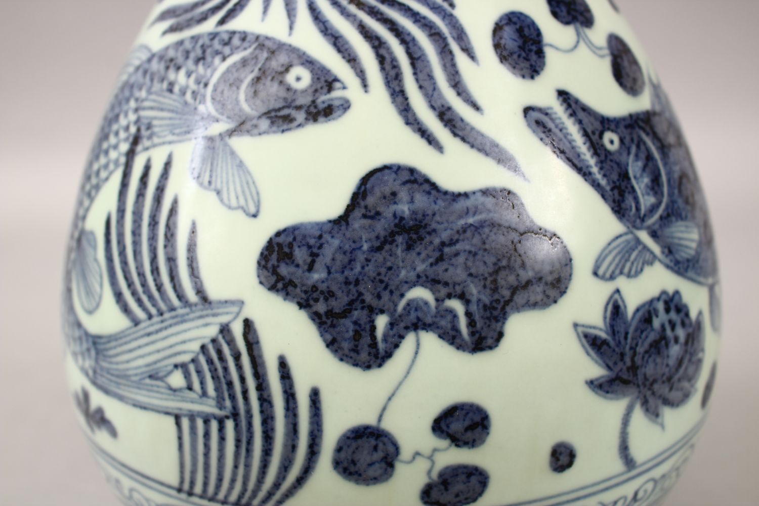 A LARGE CHINESE MING STYLE BLUE & WHITE PORCELAIN CARP VASE, the body of the vase decorated with - Image 6 of 10