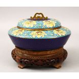 A 20TH CENTURY CHINESE CLOISONNE BOWL & COVER, the vessel with a royal blue ground to the side,