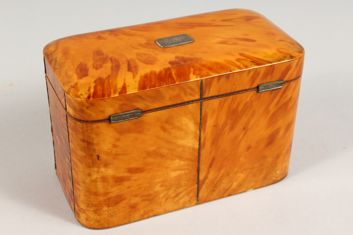 A GOOD GEORGE III BLONDE TORTOISESHELL TWIN COMPARTMENT TEA CADDY, with engraved silver plaque. 7ins - Image 6 of 7