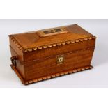 A VERY GOOD 19TH CENTURY TUNBRIDGE WARE TEA CADDY with two small Tunbridge ware panels, the inside