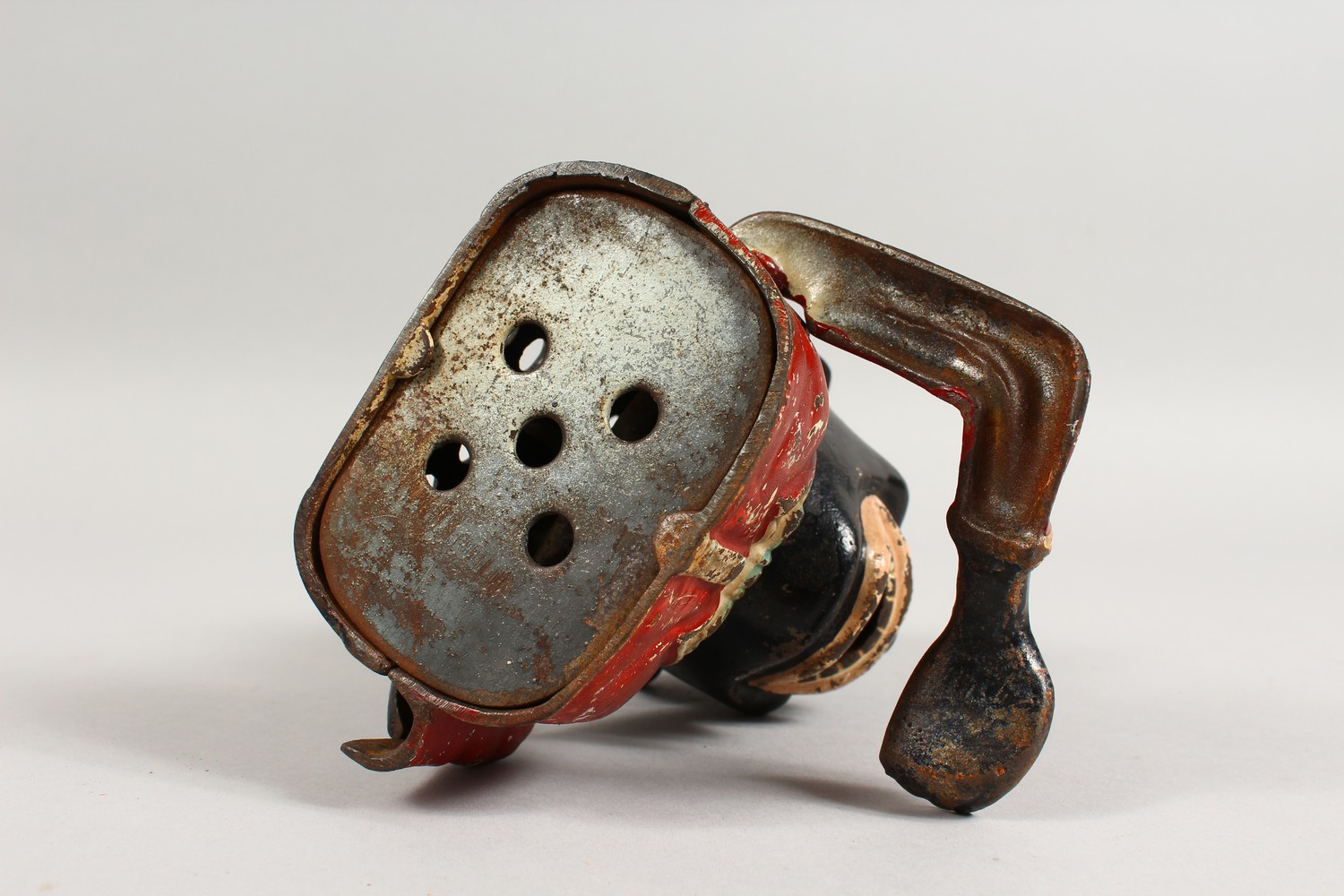 AN EARLY 20TH CENTURY NOVELTY CAST IRON MONEY BANK. - Image 5 of 5