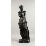 A GOOD 20TH CENTURY CAST BRONZE FIGURE OF THE VENUS DE MILO, with signature and foundry stamp. 33.