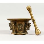 AN 18TH CENTURY CAST BRONZE PESTLE AND MORTAR. Mortar: 5.5ins diameter.