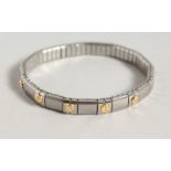 A WHITE METAL AND 18CT GOLD MOUNTED EXPANDING BRACELET.