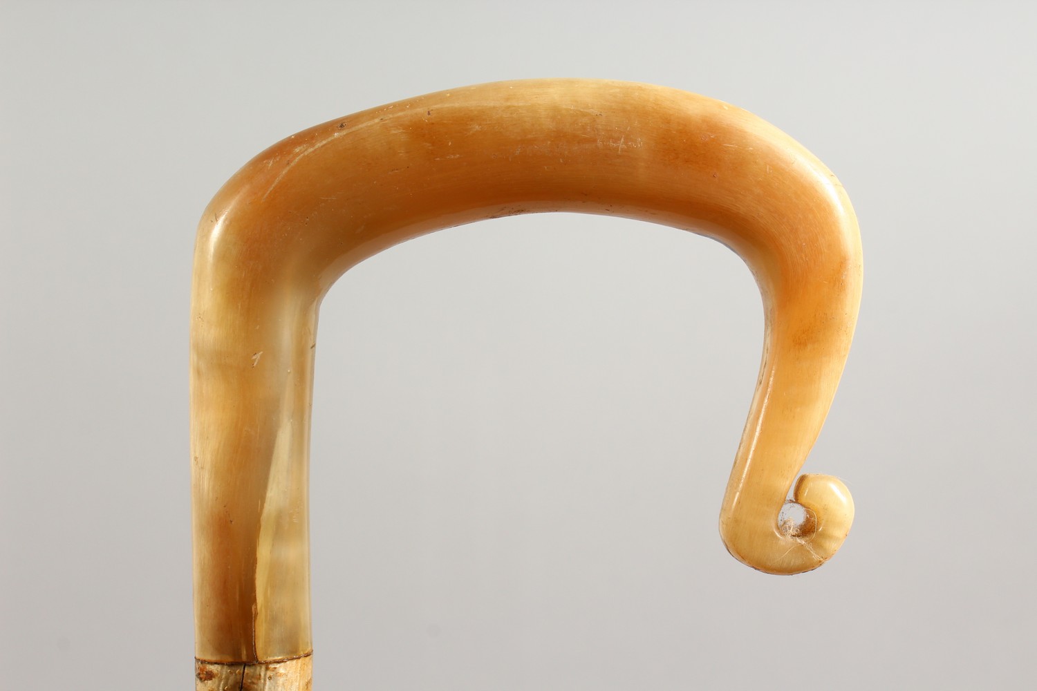 A HORN HANDLED SHEPHERDS CROOK. 50.5ins long. - Image 2 of 7