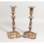 A LARGE PAIR OF SILVER CANDLESTICKS. London 1907. Maker: Huttons.