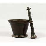 A GOOD 17TH CENTURY BRONZE PESTLE AND MORTAR. Mortar: 4.5ins high.