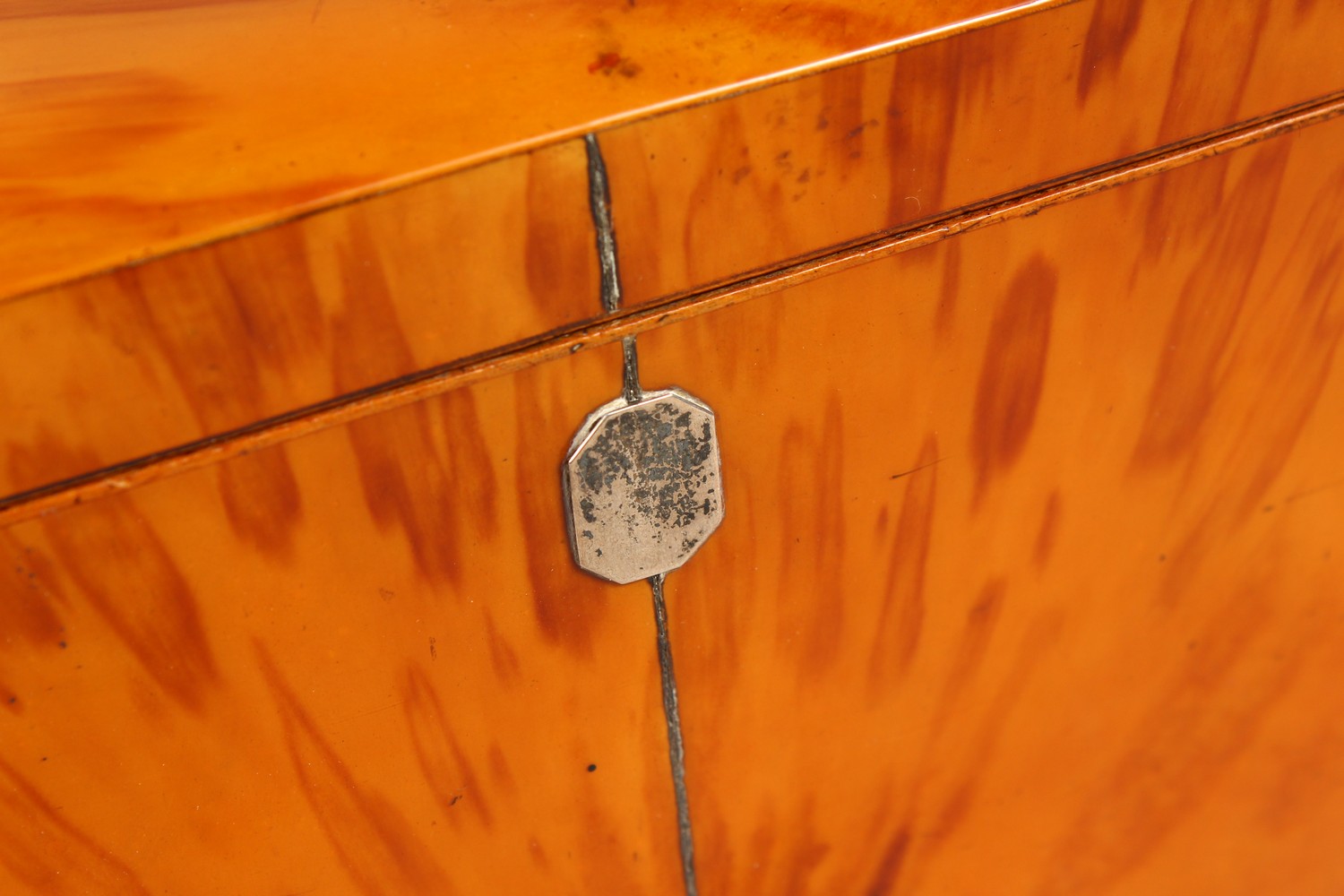 A GOOD GEORGE III BLONDE TORTOISESHELL TWIN COMPARTMENT TEA CADDY, with engraved silver plaque. 7ins - Image 2 of 7