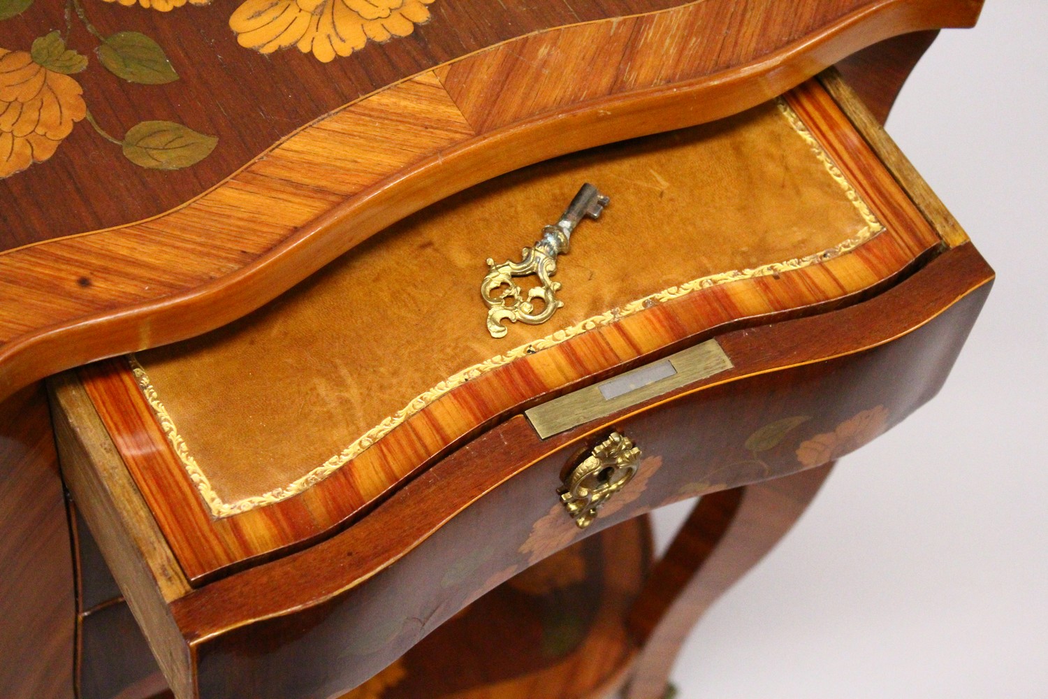 A SMALL 19TH CENTURY FRENCH KINGWOOD AND MARQUETRY CHEST, with floral inlaid serpentine top, three - Image 5 of 5