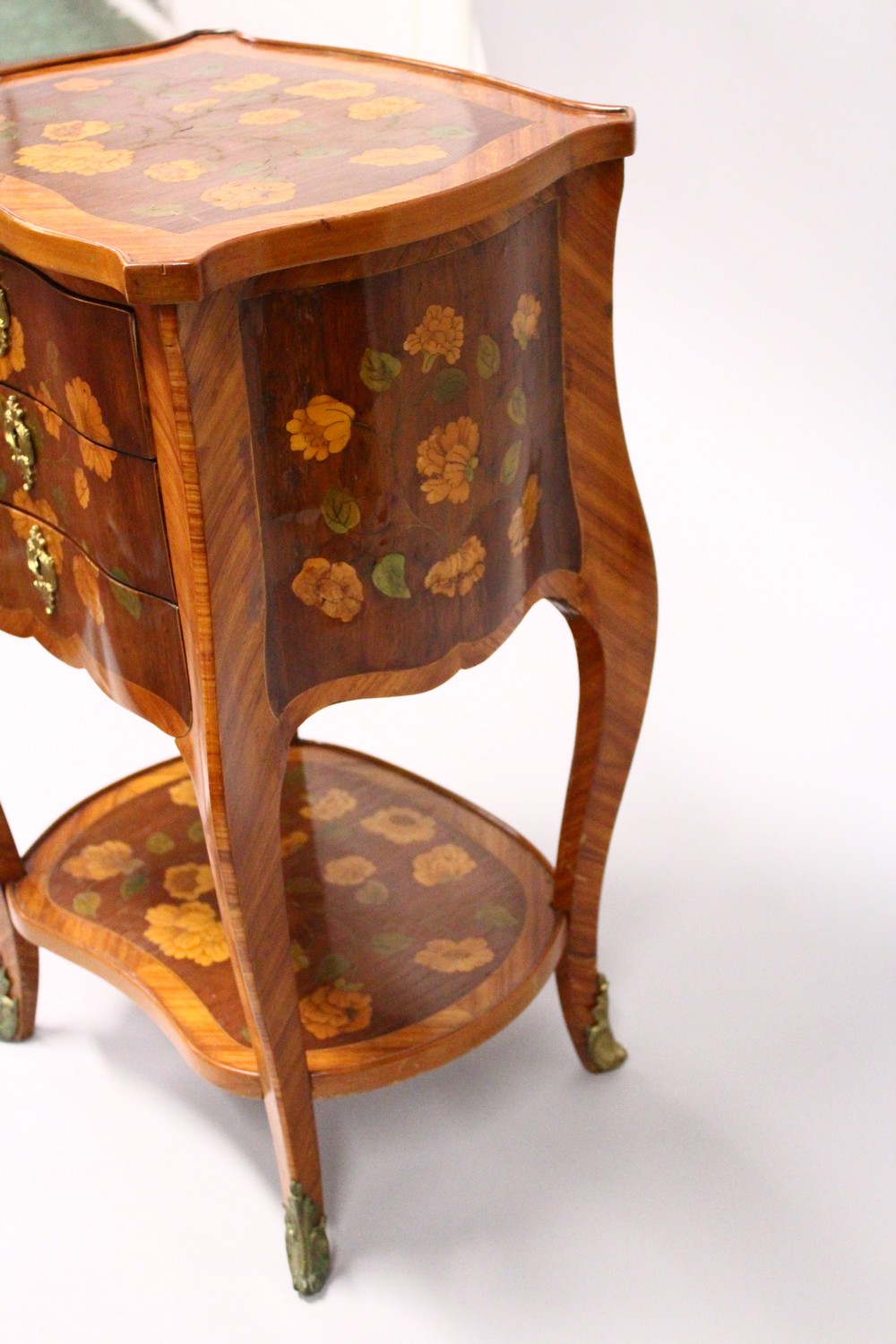 A SMALL 19TH CENTURY FRENCH KINGWOOD AND MARQUETRY CHEST, with floral inlaid serpentine top, three - Image 3 of 5