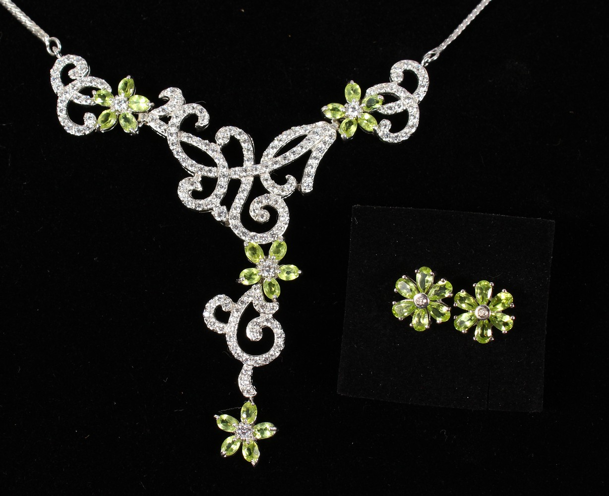 A PERIDOT AND SILVER NECKLACE AND EARRINGS.