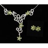 A PERIDOT AND SILVER NECKLACE AND EARRINGS.