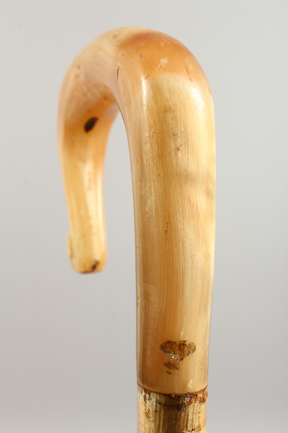 A HORN HANDLED SHEPHERDS CROOK. 50.5ins long. - Image 3 of 7