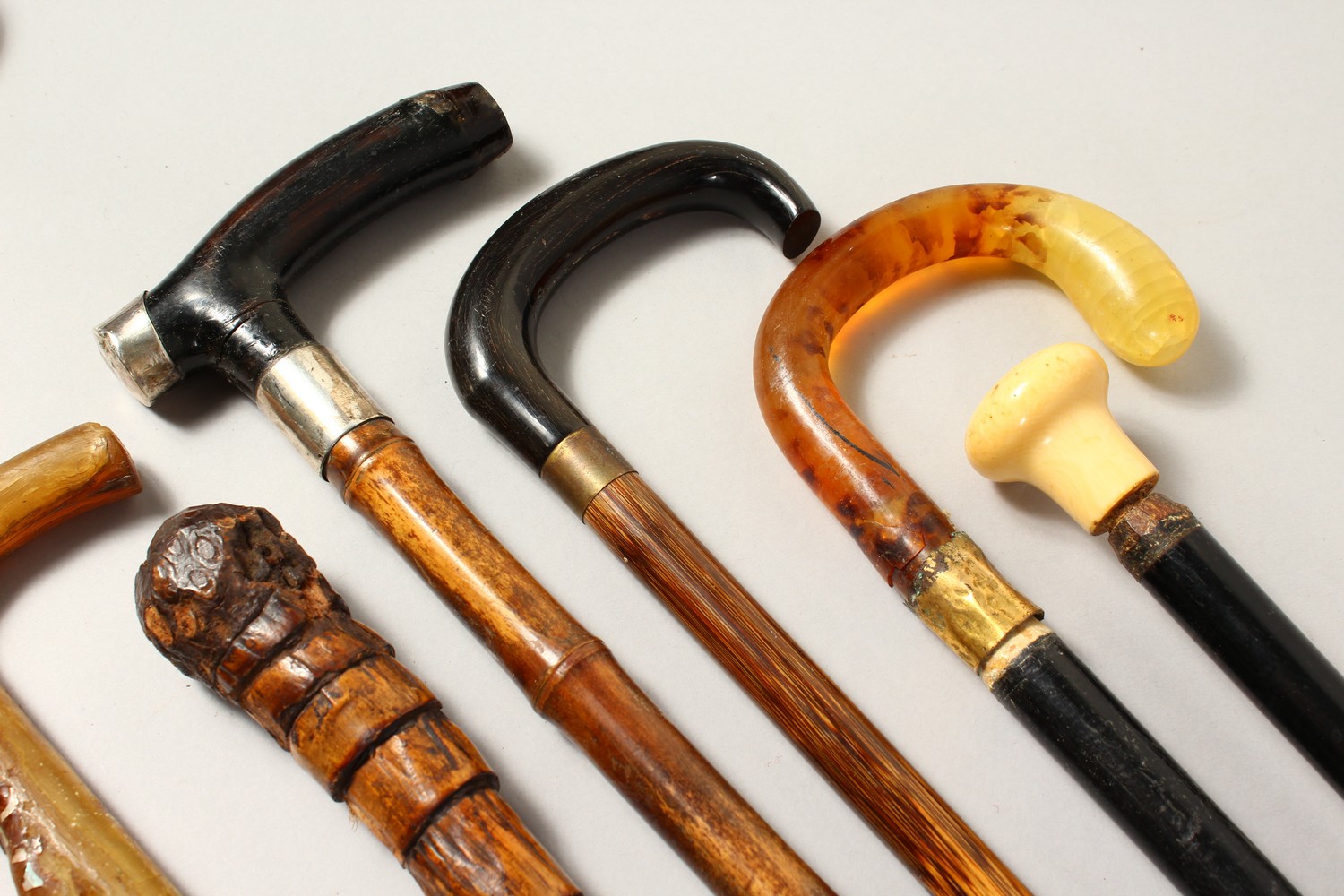 A COLLECTION OF NINE VARIOUS RUSTIC AND OTHER WALKING STICKS AND CANES. - Image 3 of 4