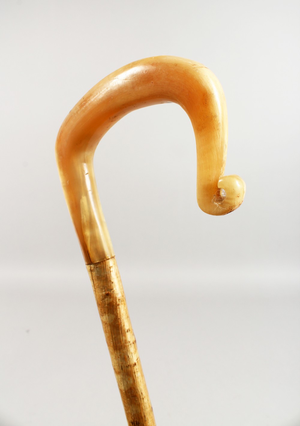 A HORN HANDLED SHEPHERDS CROOK. 50.5ins long.