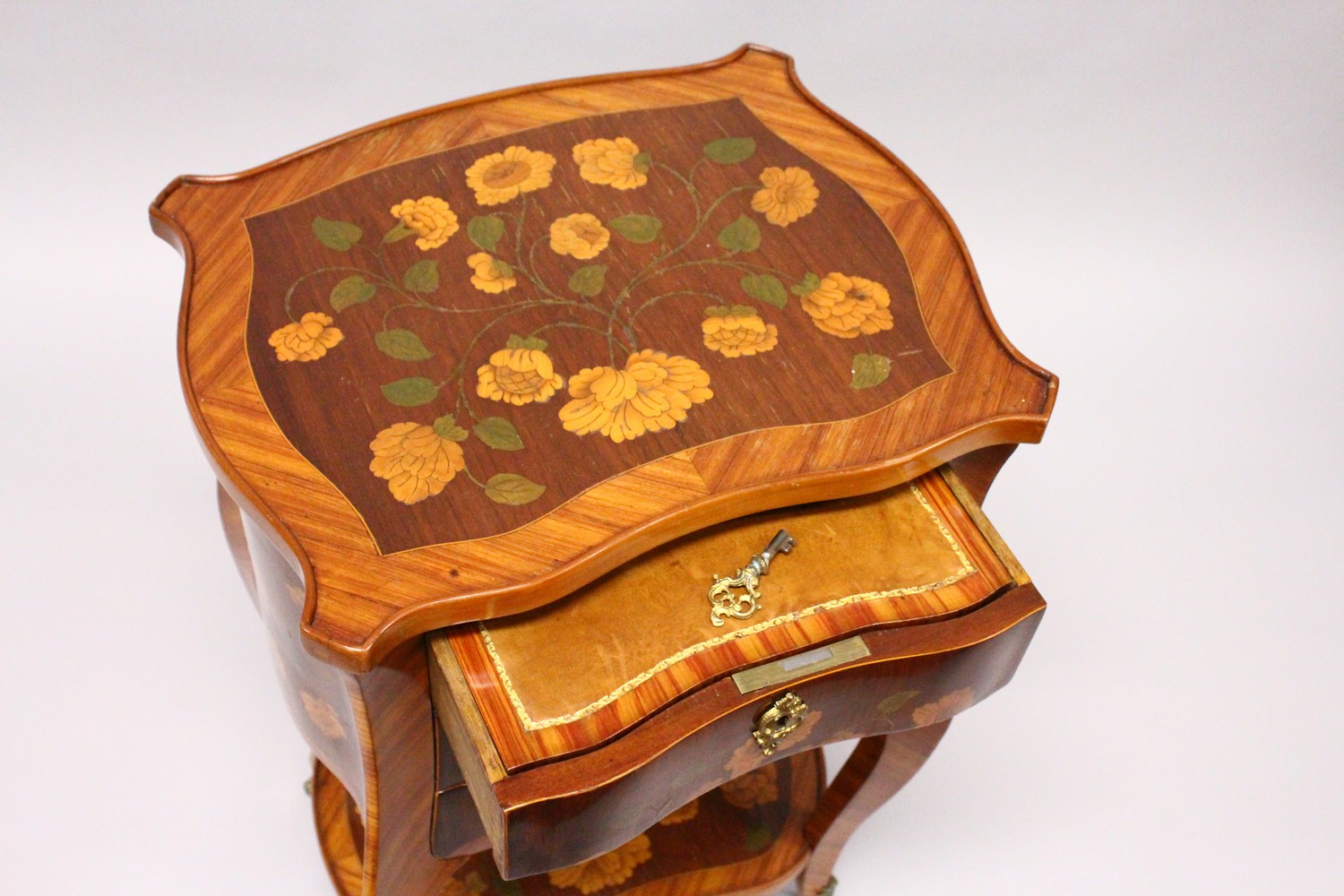 A SMALL 19TH CENTURY FRENCH KINGWOOD AND MARQUETRY CHEST, with floral inlaid serpentine top, three - Image 4 of 5