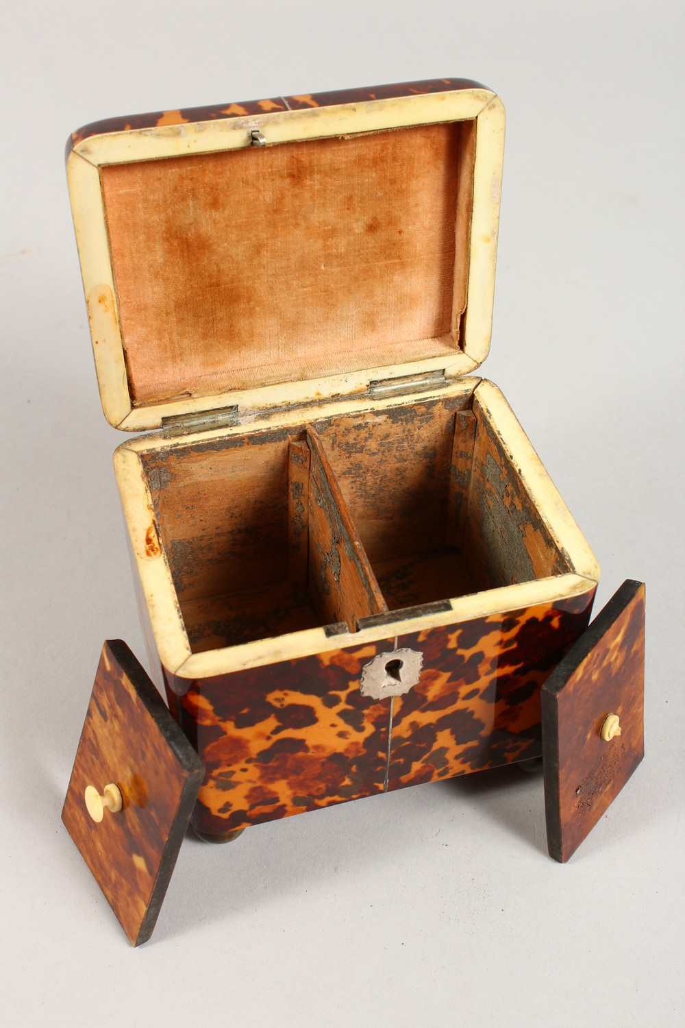 A GOOD SMALL GEORGE III TORTOISESHELL AND IVORY TWIN COMPARTMENT TEA CADDY, with engraved silver - Image 6 of 7