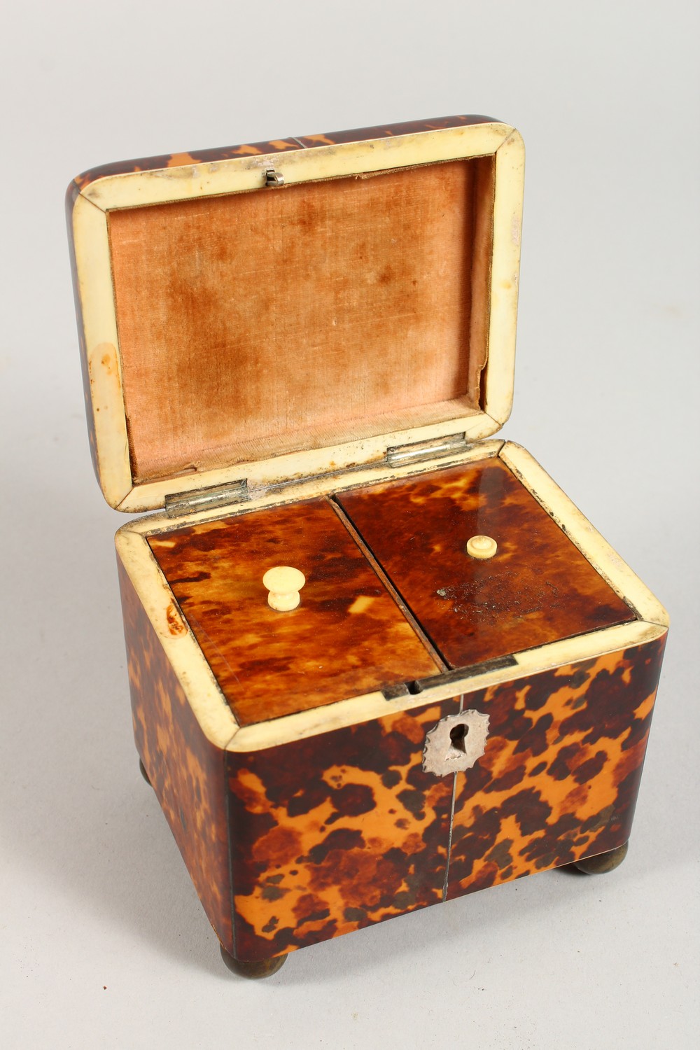 A GOOD SMALL GEORGE III TORTOISESHELL AND IVORY TWIN COMPARTMENT TEA CADDY, with engraved silver - Image 5 of 7