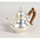 A QUEEN ANNE DESIGN TEAPOT with wooden handle. London 1900. Maker: C. Harris.