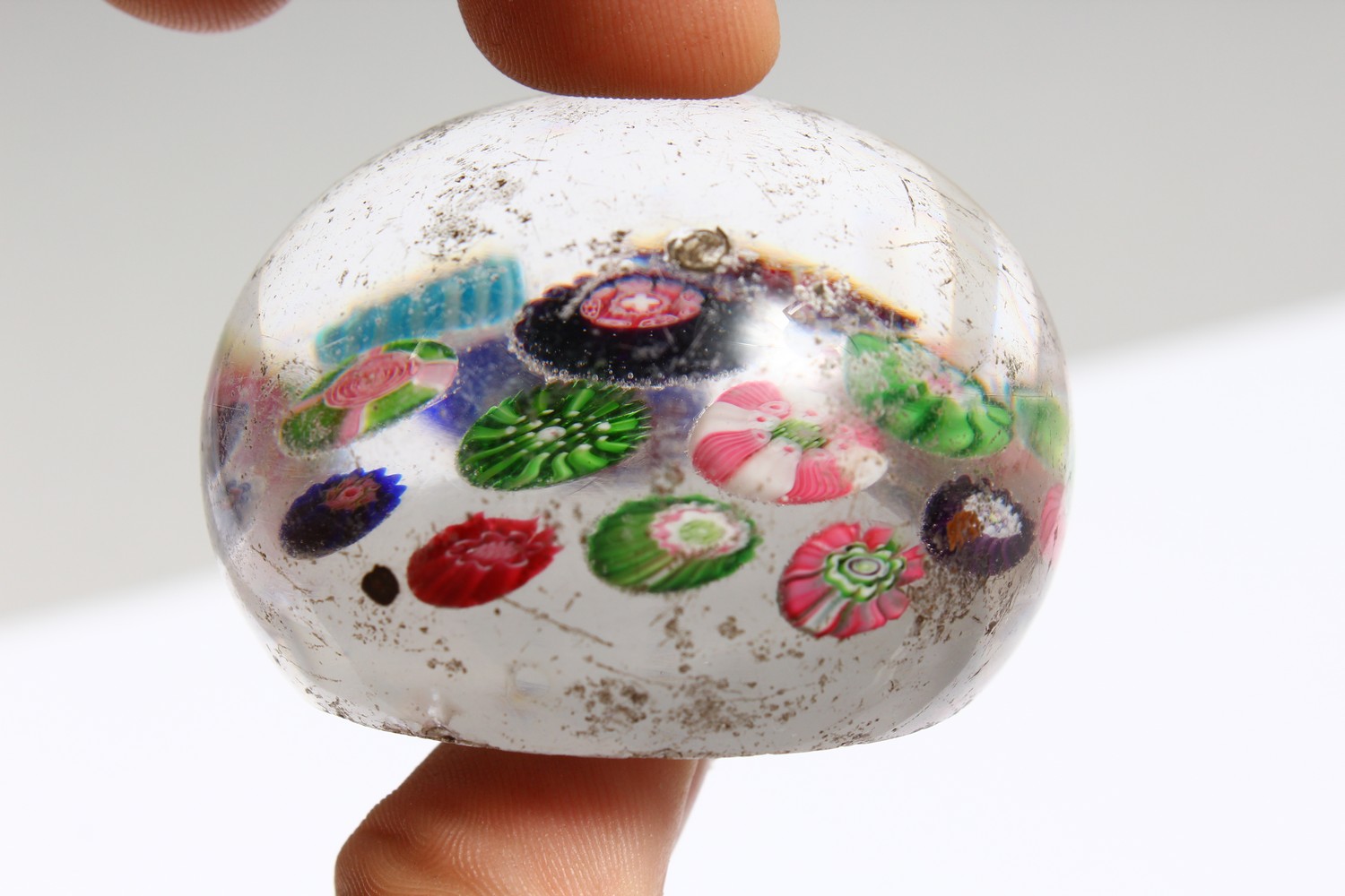 A SMALL CLICHY PAPERWEIGHT. 2.25ins diameter. - Image 4 of 6