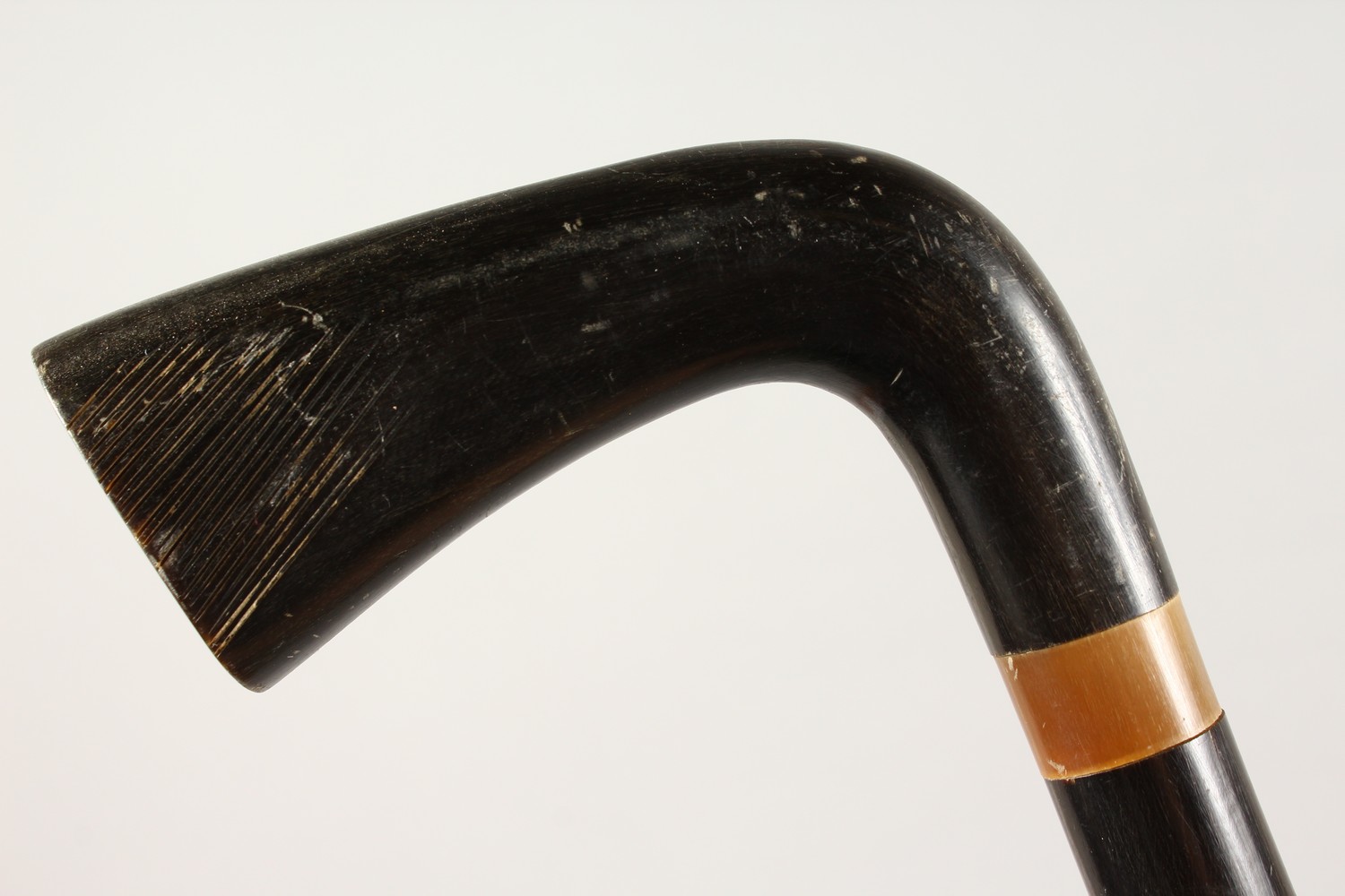 A HEAVY BOVINE-HORN-HANDLED WALKING STICK 3ft long. - Image 4 of 9