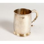 A GEORGE I BALUSTER MUG. London 1721. Maker: Matthew Lofthouse.