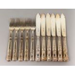 A SET OF SIX QUEENS PATTERN FISH KNIVES AND FORKS. London 1912.