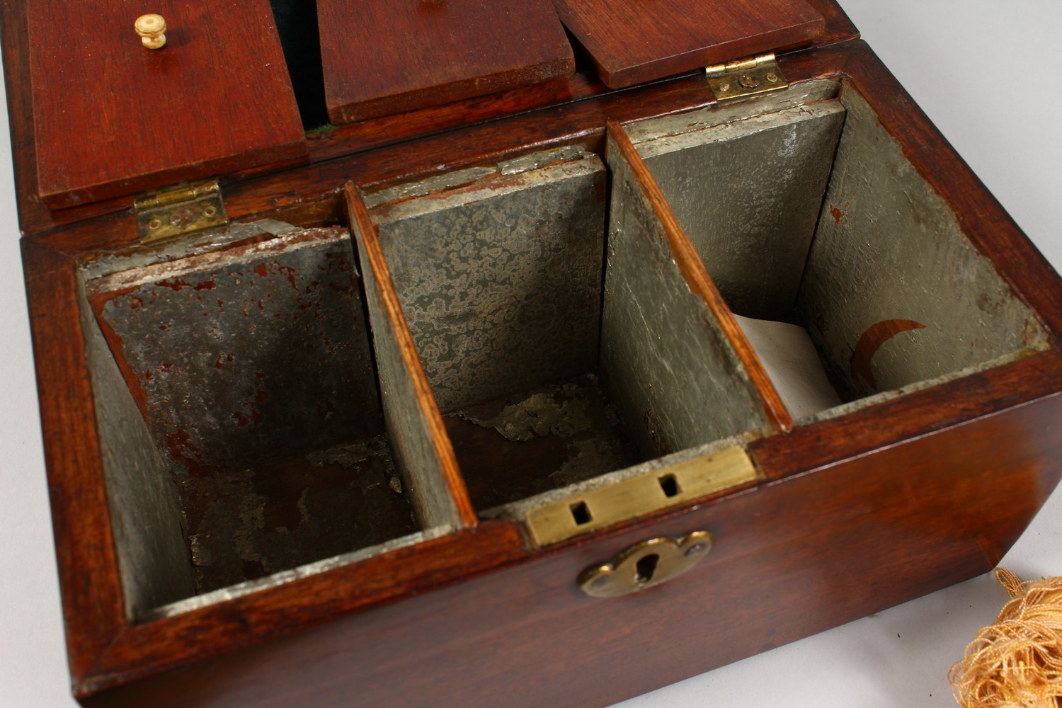 A GEORGE III MAHOGANY TEA CADDY, fitted with three compartments. 9.5ins wide. - Image 4 of 4