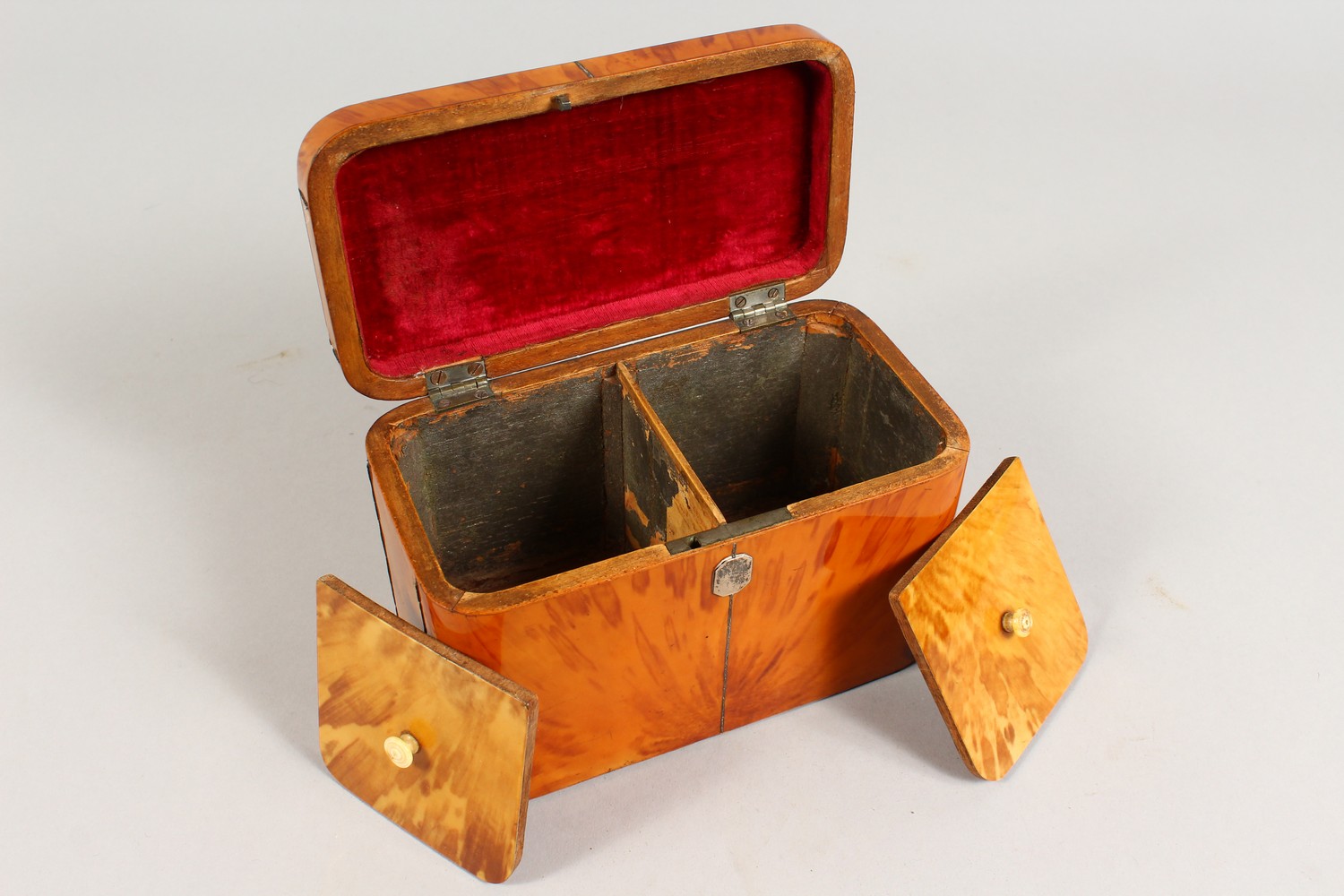 A GOOD GEORGE III BLONDE TORTOISESHELL TWIN COMPARTMENT TEA CADDY, with engraved silver plaque. 7ins - Image 5 of 7