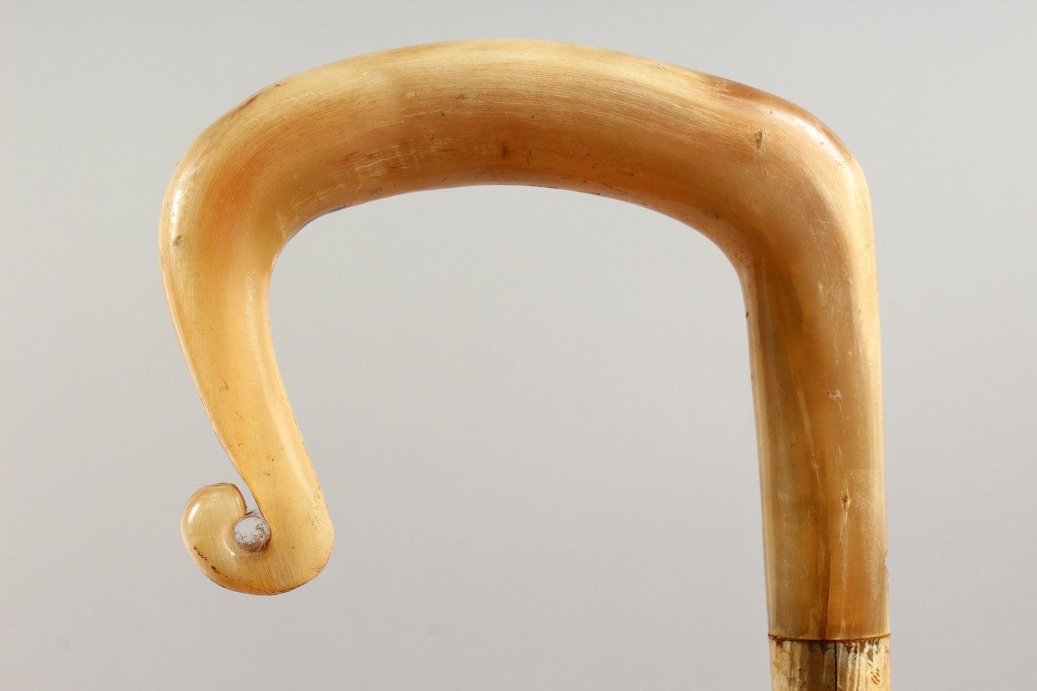 A HORN HANDLED SHEPHERDS CROOK. 50.5ins long. - Image 4 of 7