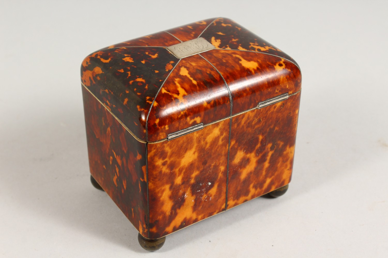 A GOOD SMALL GEORGE III TORTOISESHELL AND IVORY TWIN COMPARTMENT TEA CADDY, with engraved silver - Image 4 of 7