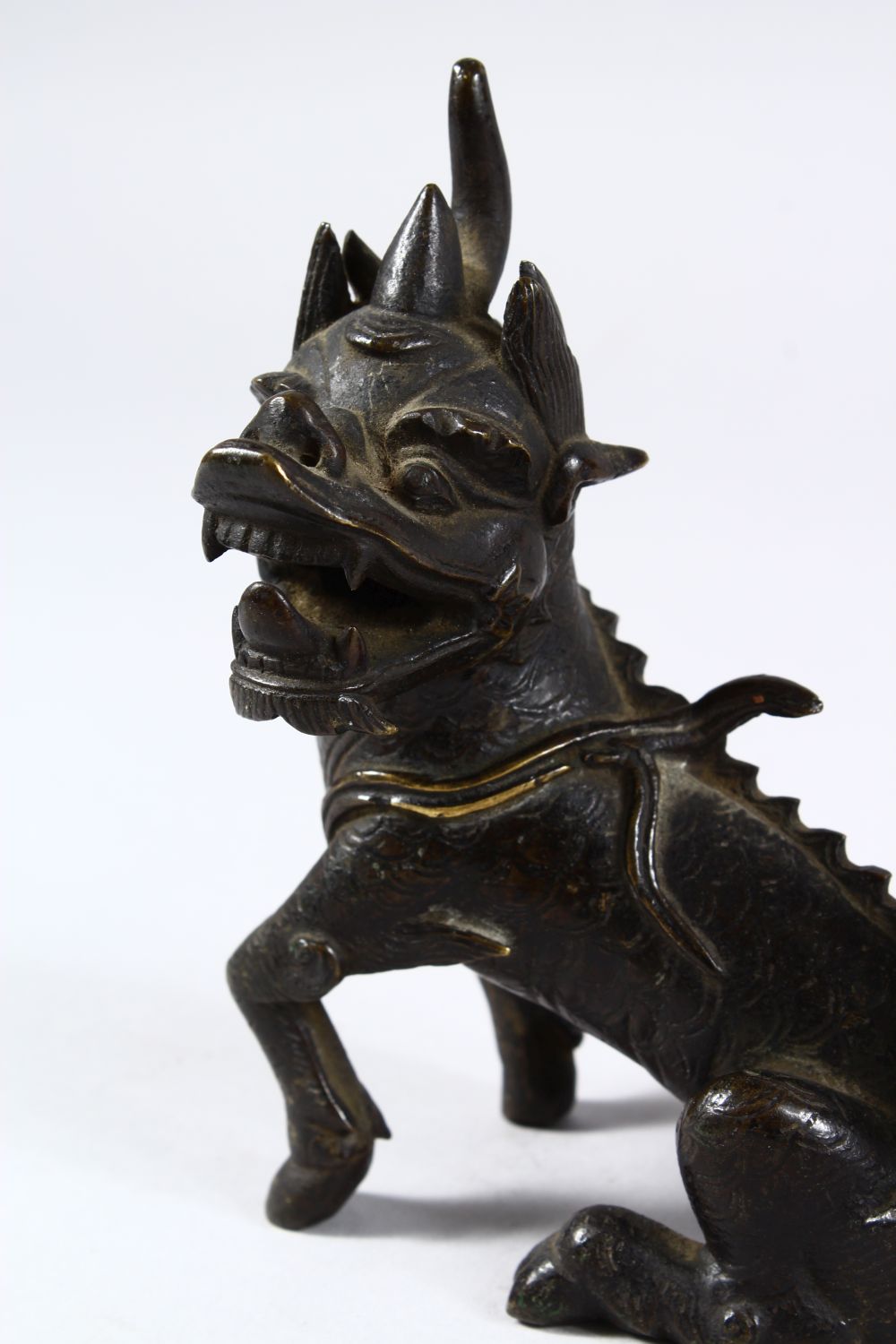 AN 18TH / 19TH CENTURY OR EARLIER CHINESE BRONZE FIGURE OF KYLIN, in a seated position with its - Image 5 of 6