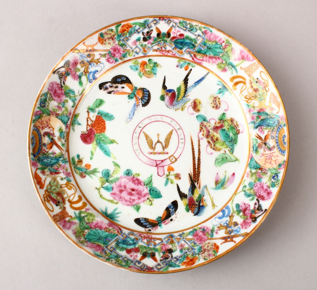 A GOOD 19TH CENTURY CHINESE CANTON ARMORIAL FAMILLE ROSE PORCELAIN PLATE, the plate decorated with