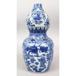 A GOOD CHINESE MING STYLE DOUBLE GOURD PORCELAIN VASE, the body of the vase decorated with panels of