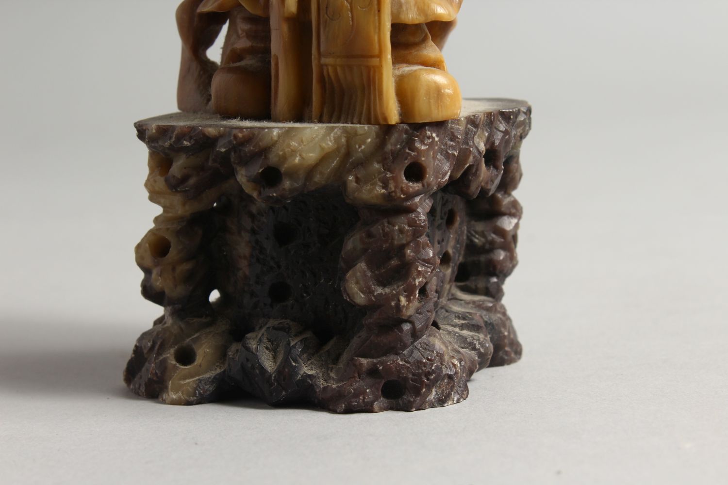 A GOOD 19TH / 20TH CENTURY CHINESE CARVED SOAPSTONE FIGURE OF SHOU LAO, stood on a carved stone base - Image 6 of 9