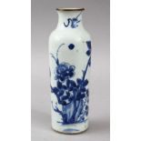 A GOOD 17TH CENTURY CHINESE TRANSITIONAL PERIOD BLUE & WHITE PORCELAIN SLEEVE VASE, the body