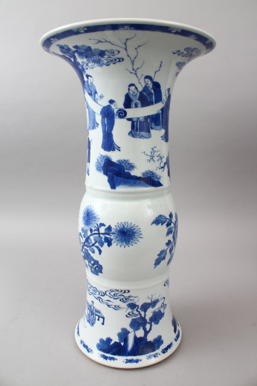 A LARGE CHINESE BLUE & WHITE PORCELAIN YEN YEN VASE, the body of the vase decorated with scenes of - Image 3 of 7