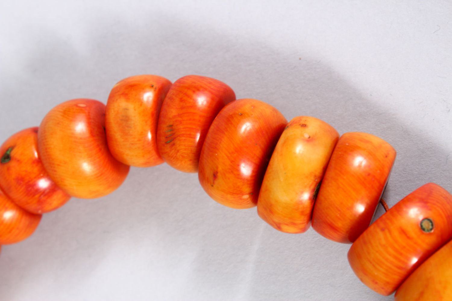 A CHINESE CORAL LIKE HARDSTONE NECKLACE, 44CM APPROX, - Image 4 of 4