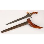 A FINE 19TH CENTURY INDONESIAN PROBABLY JARA KRIS DAGGER, with fine watered steel feathered damascus