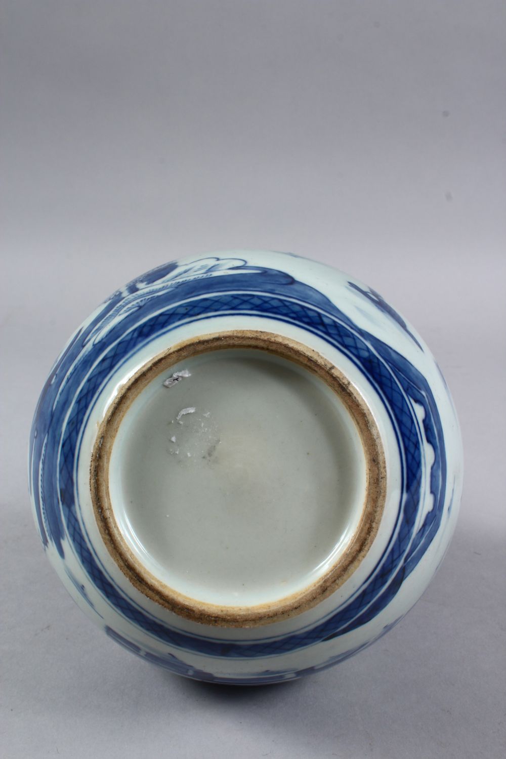 A 19TH CENTURY CHINESE EXPORT CANTON BLUE & WHITE PORCELAIN BOTTLE VASE, the body with decoration of - Image 5 of 5