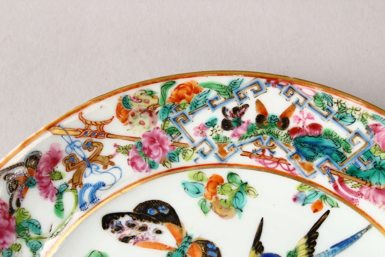 A GOOD 19TH CENTURY CHINESE CANTON ARMORIAL FAMILLE ROSE PORCELAIN PLATE, the plate decorated with - Image 3 of 7